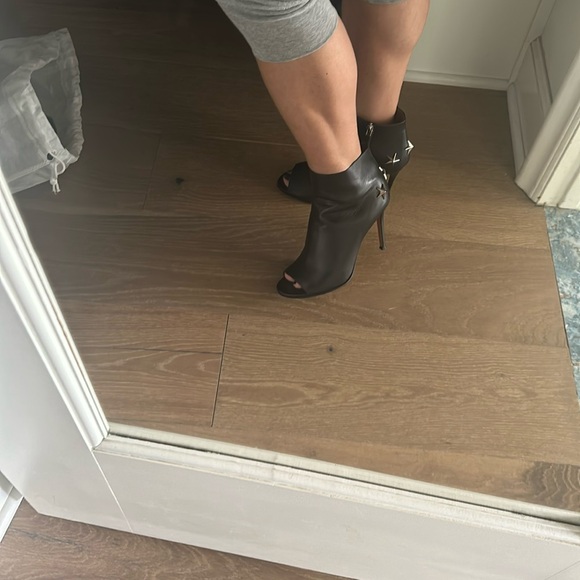 Givenchy - Picture 3 of 6